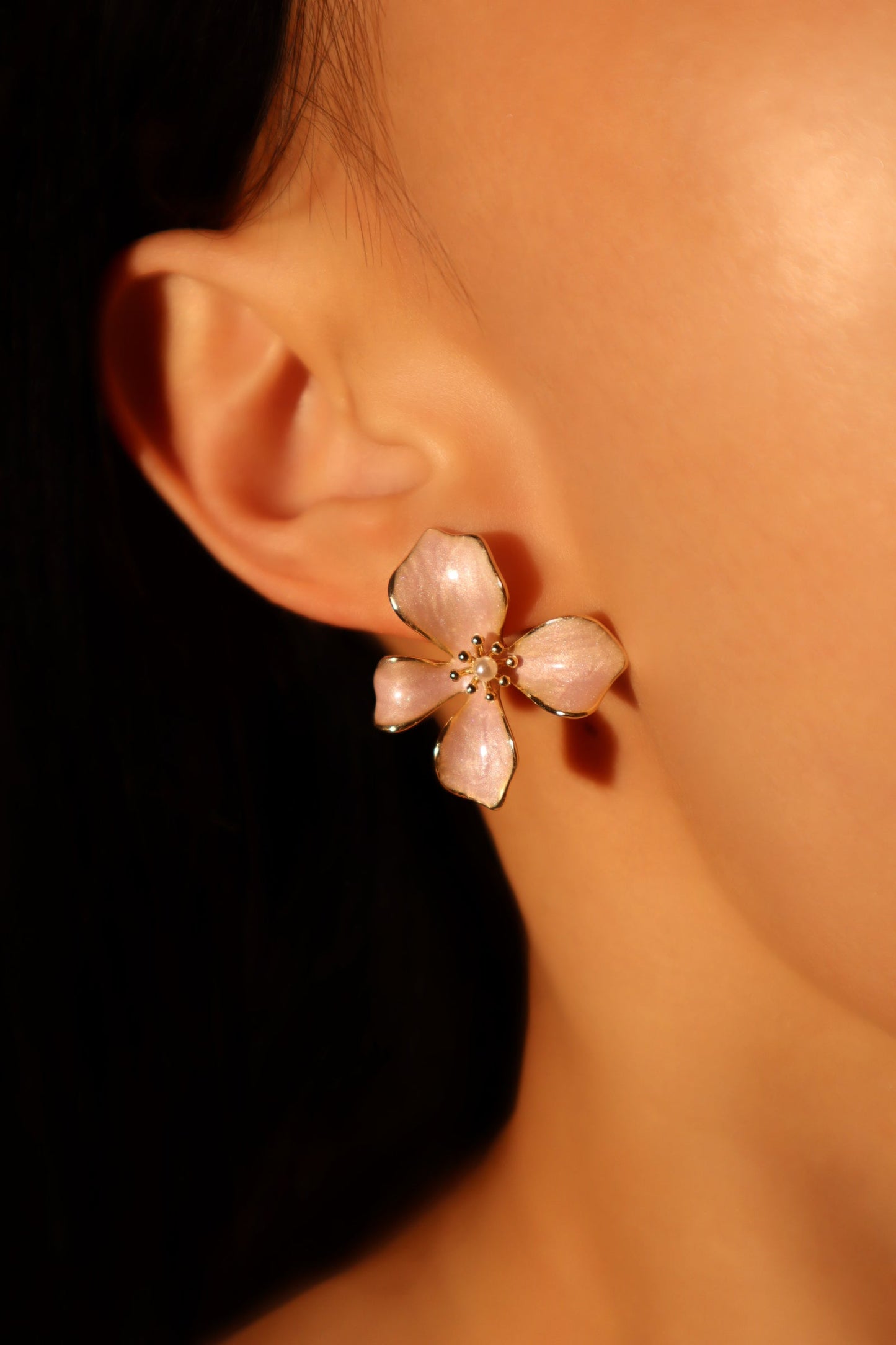 Aretes con forma de flor esmaltada
