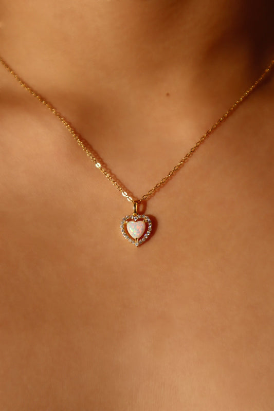 Collar en forma de corazón de ópalo blanco en vermeil