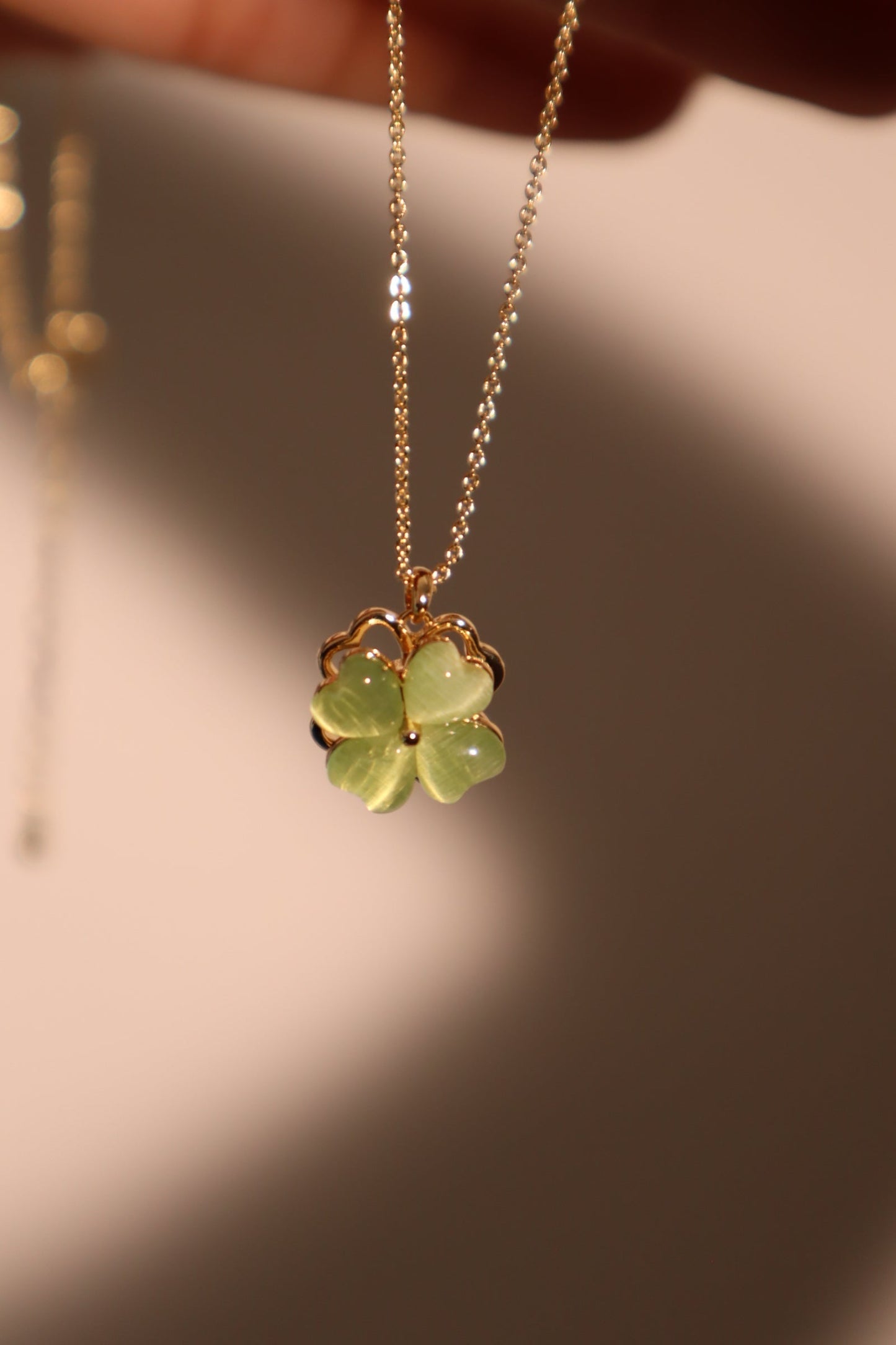 Collar con trébol de jade giratorio