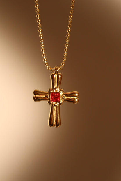 Collar con cruz de acero inoxidable y gema roja