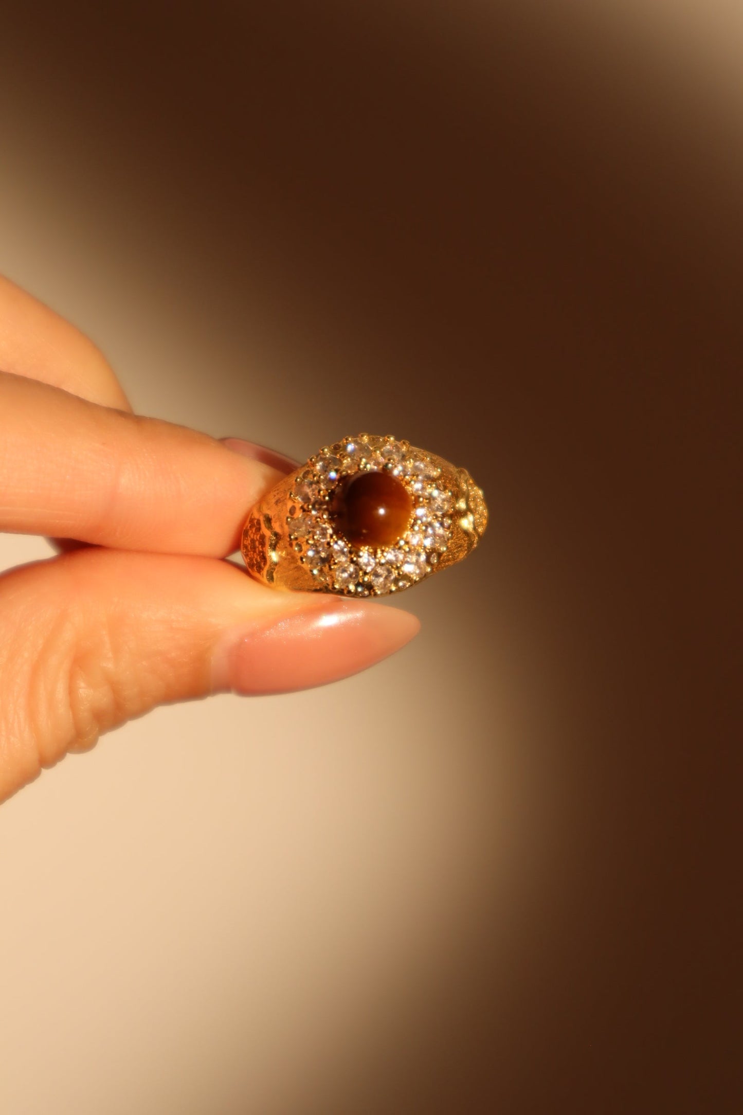 Anillo con gema de tigerita marrón