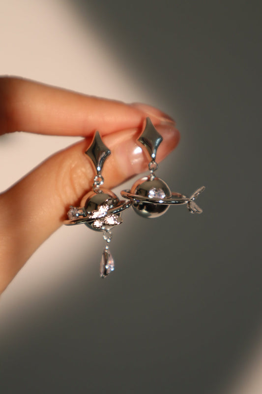 Aretes con mariposa y estrella de Saturno en diamantes