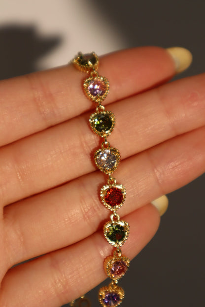 Pulsera con piedras preciosas de colores en forma de corazón