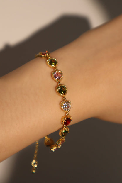 Pulsera con piedras preciosas de colores en forma de corazón