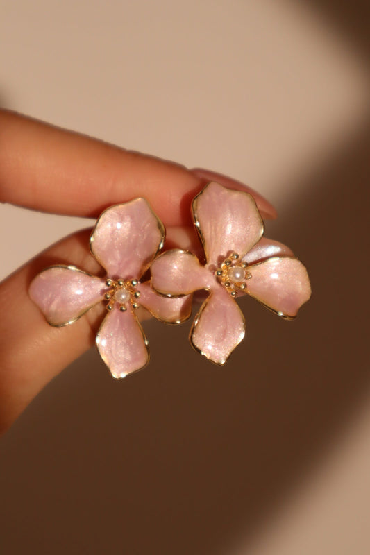 Aretes con forma de flor esmaltada