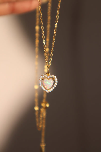 Collar en forma de corazón de ópalo blanco en vermeil