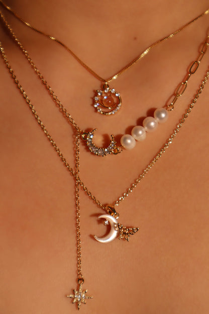 Collar de perlas, luna y estrella