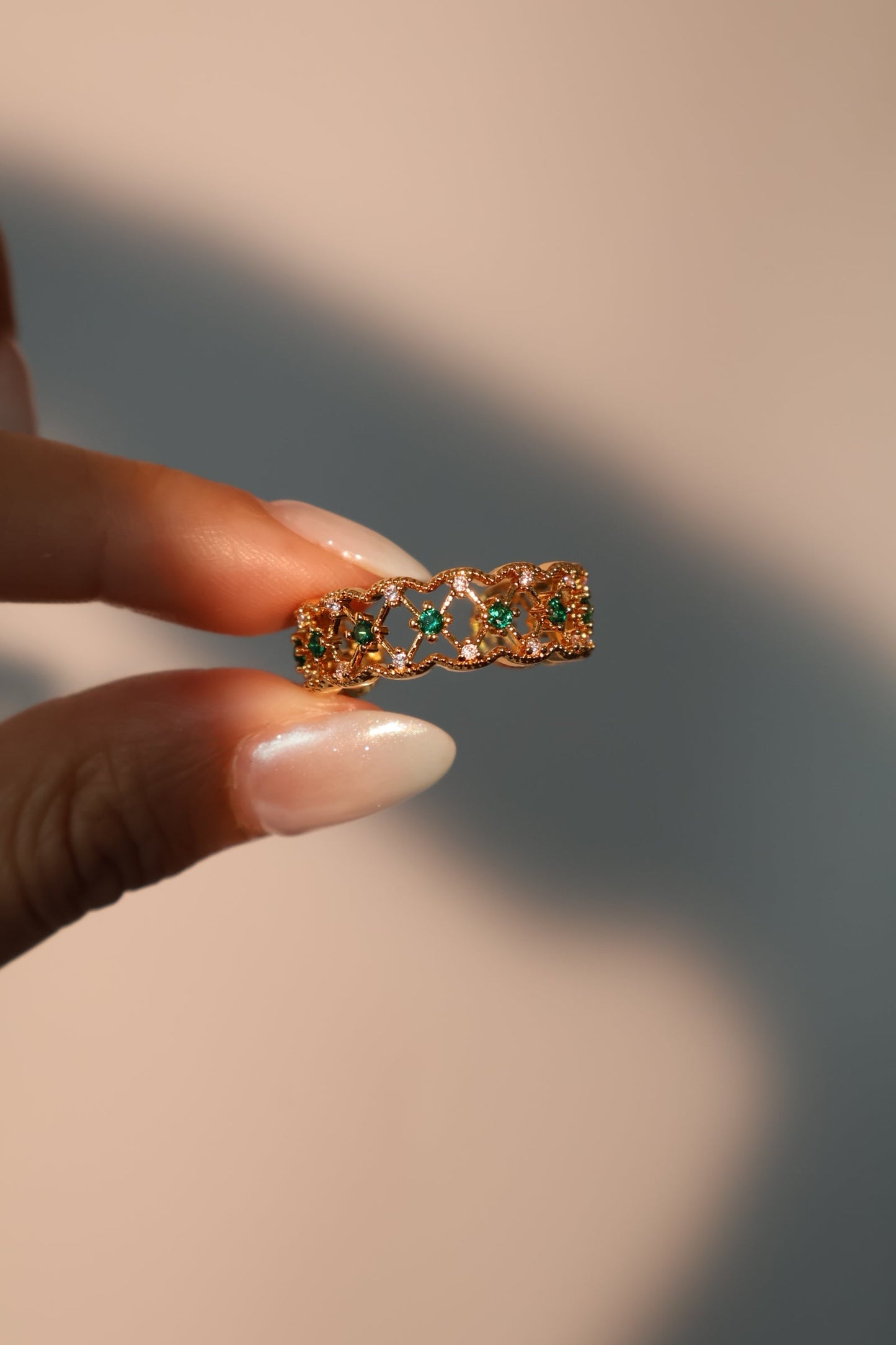 Anillo con corona de esmeralda y vermeil