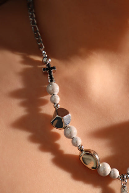Collar con cruz de perlas brillantes