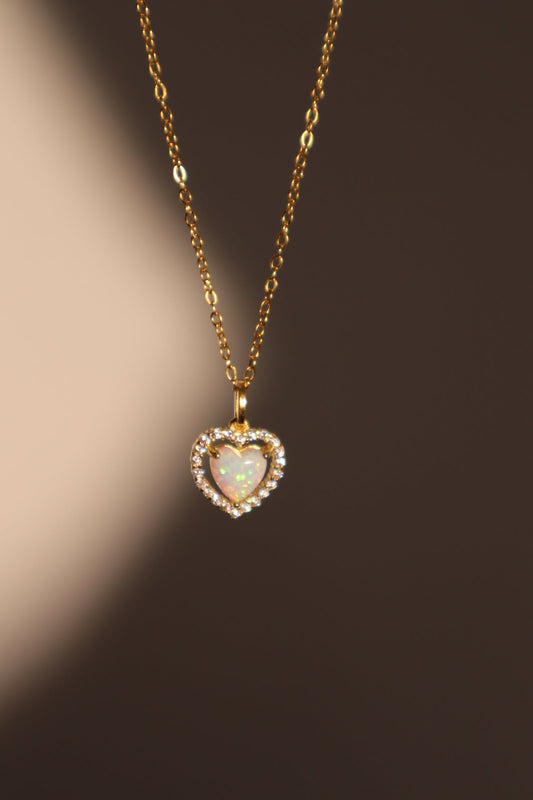 Collar en forma de corazón de ópalo blanco en vermeil