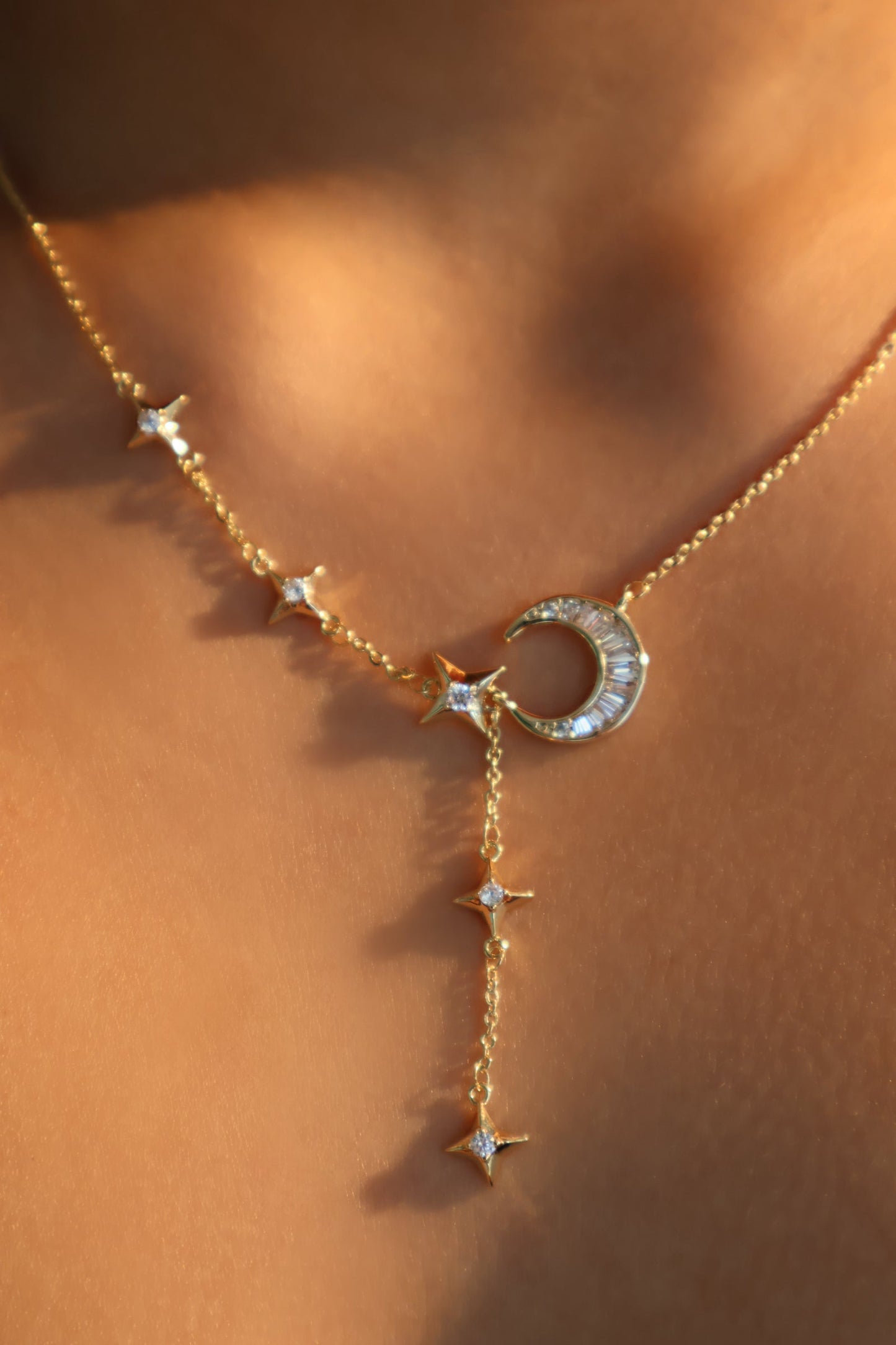 Collar con colgante de estrella y luna de diamantes