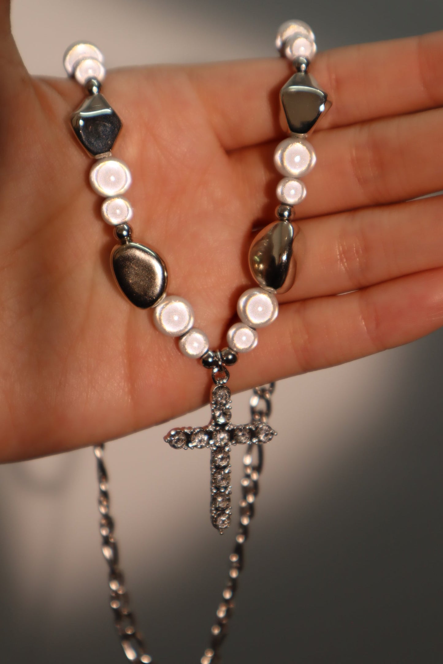 Collar con cruz de perlas brillantes