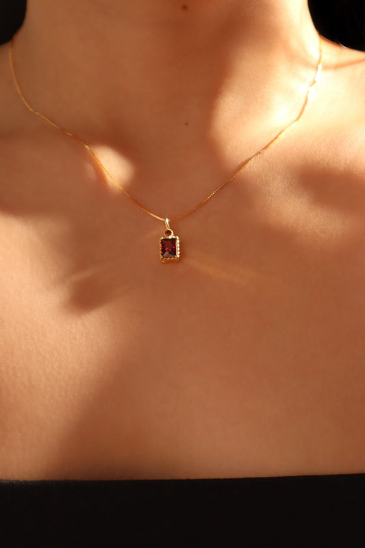 Collar con colgante con gema roja