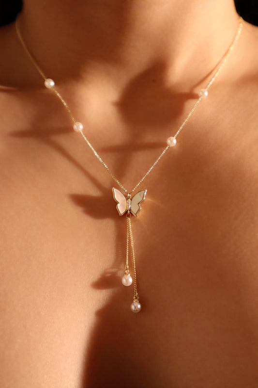 Collar de perlas en forma de mariposa