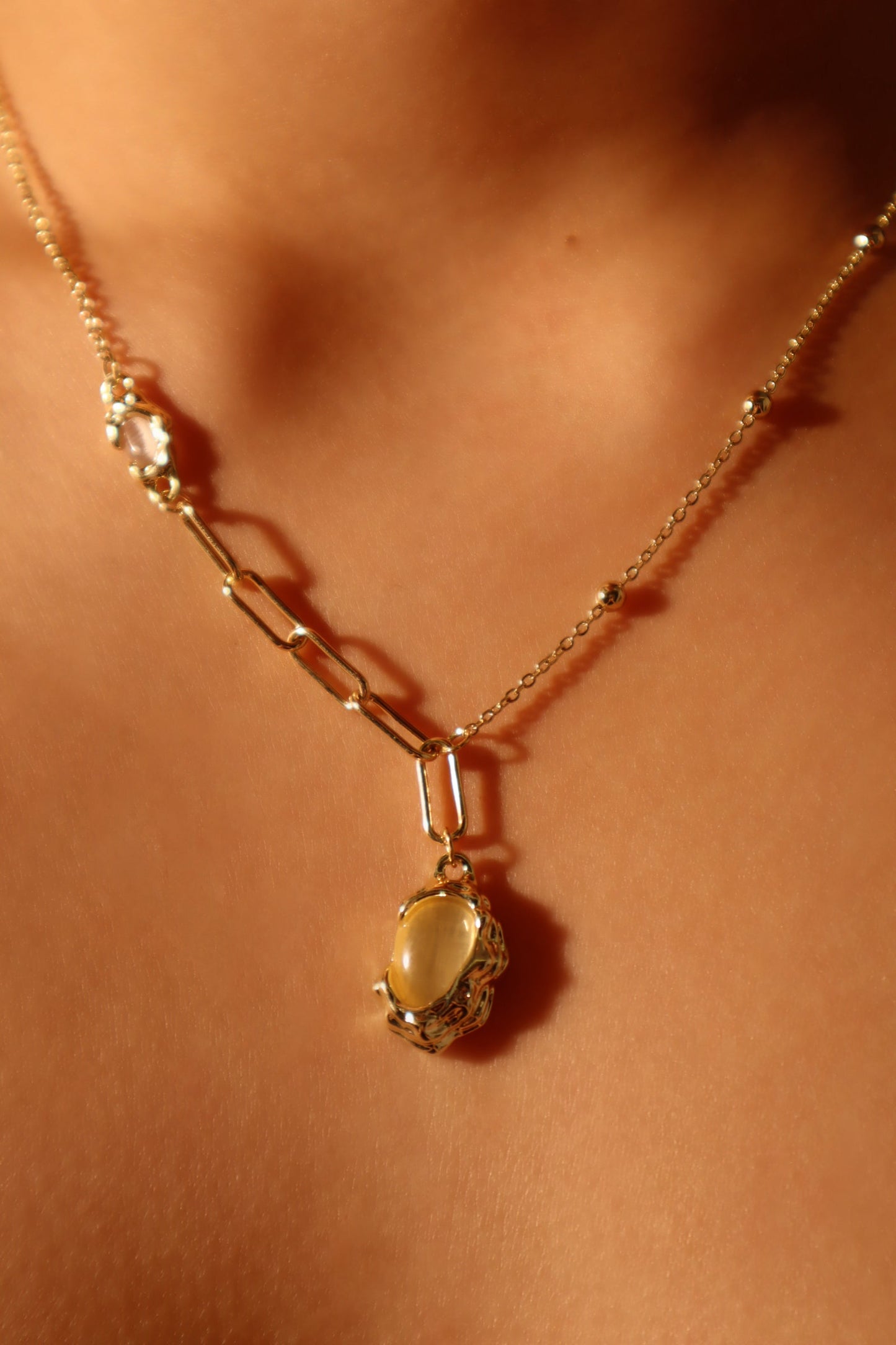 Collar con gota de ópalo