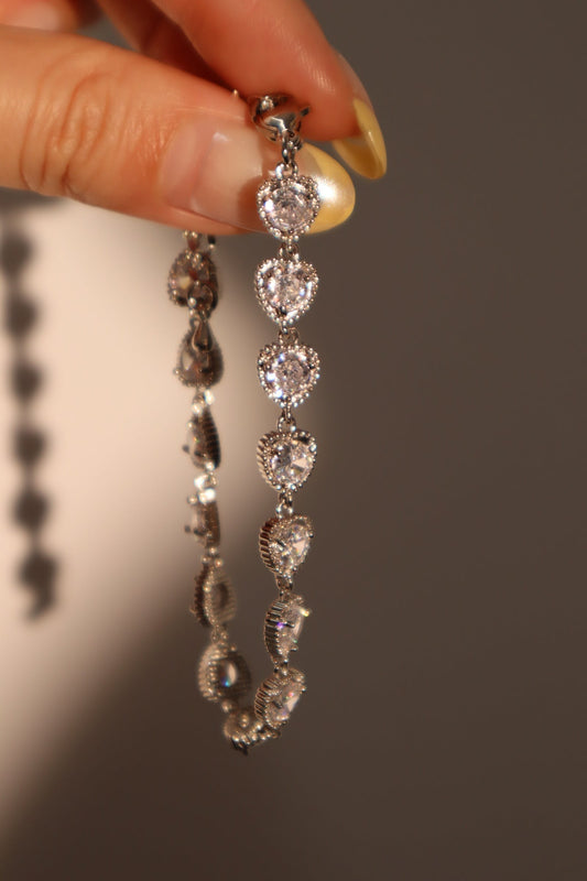 Pulsera con corazón con múltiples diamantes