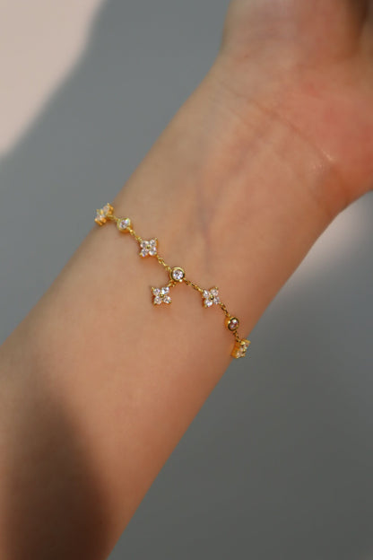 Pulsera de malaquita de varias hojas con símbolo de la suerte en vermeil