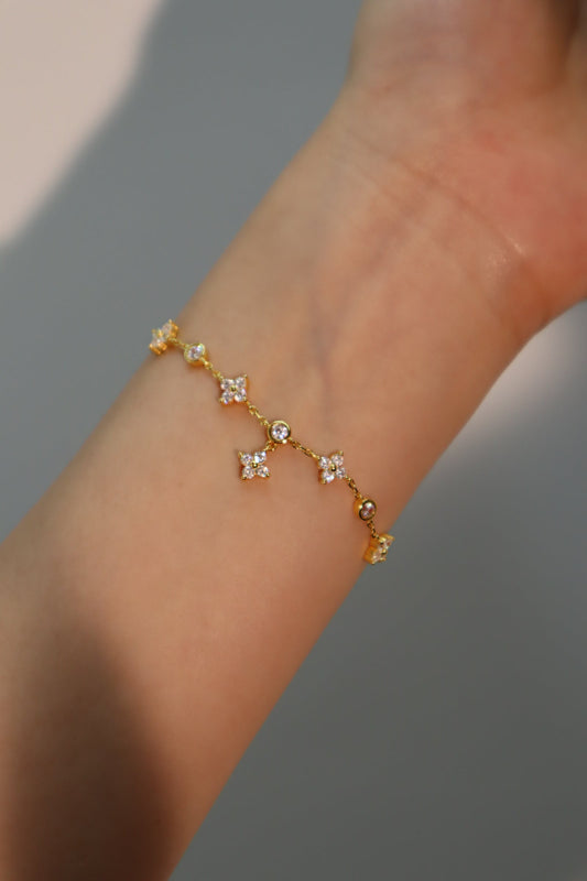 Pulsera de malaquita de varias hojas con símbolo de la suerte en vermeil