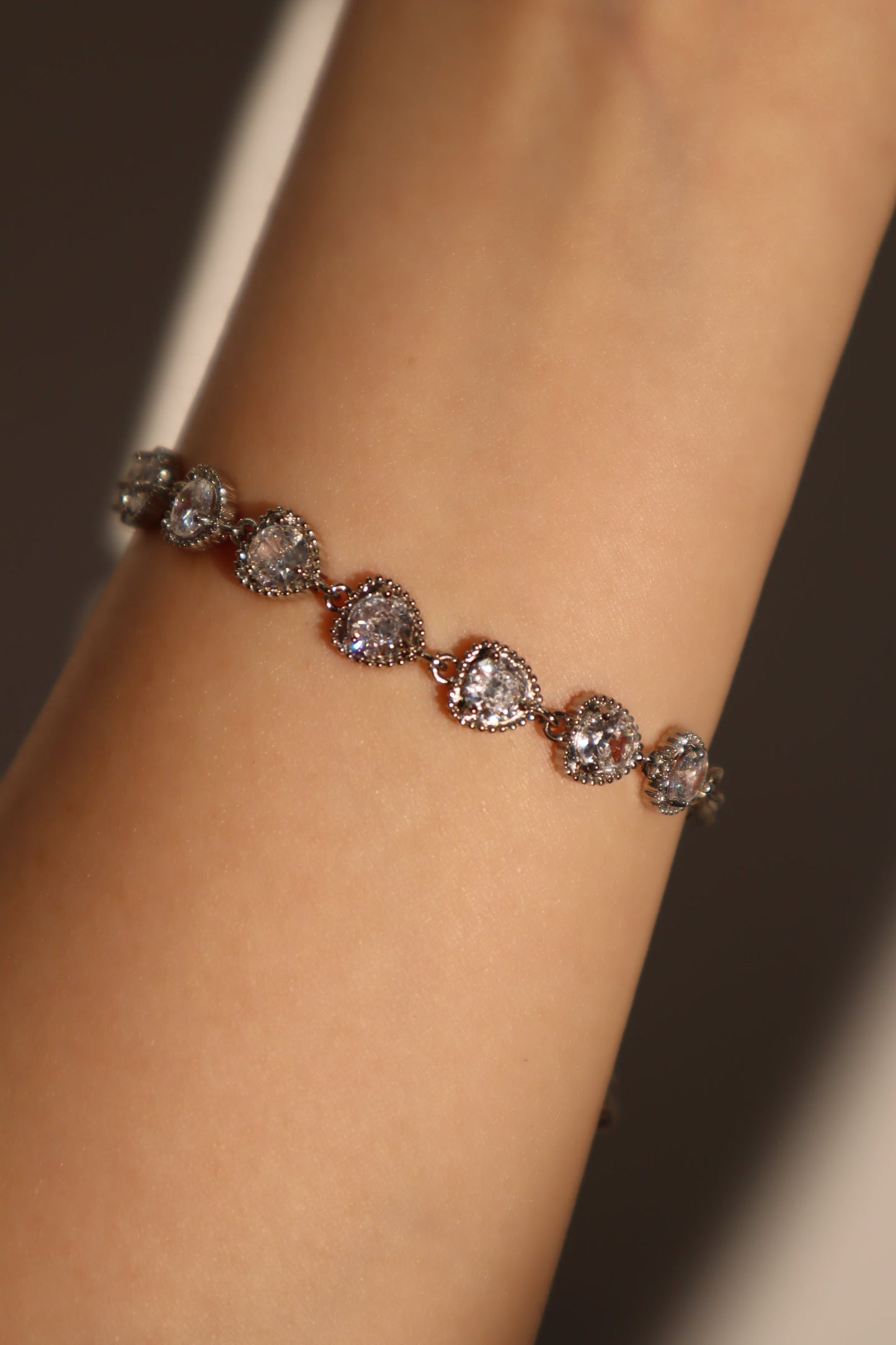 Pulsera con corazón con múltiples diamantes