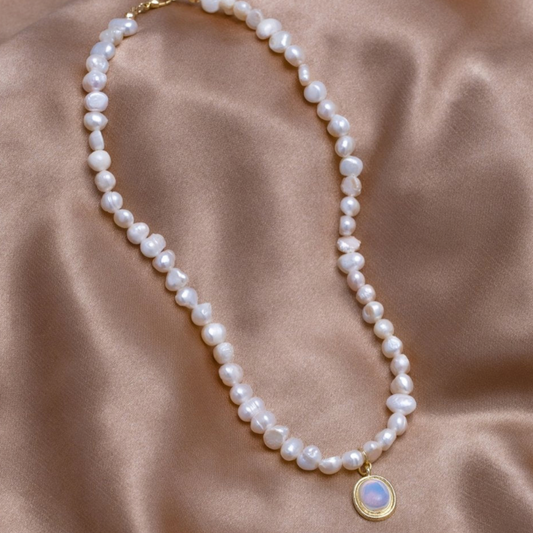 Collar de Perlas con Piedra de Luna en Oro