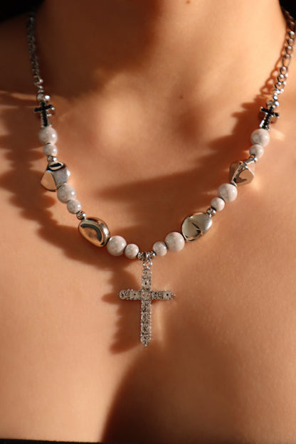 Collar con cruz de perlas brillantes
