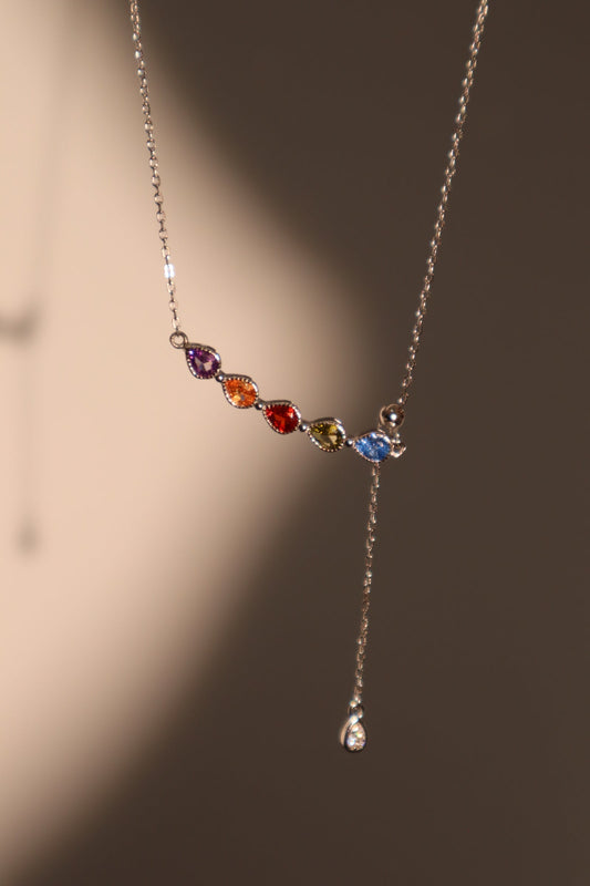 Collar con gota de gema de color