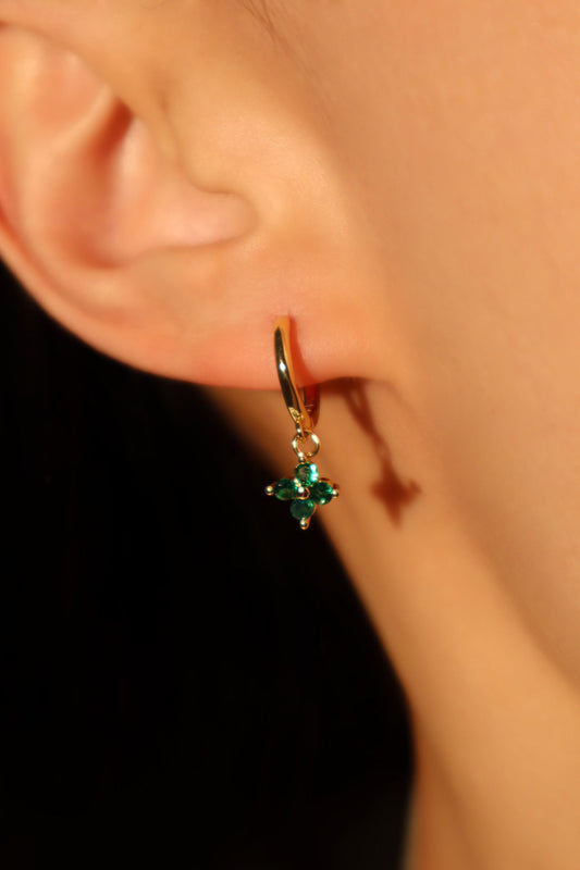 Aretes de aro con hoja de la suerte verde