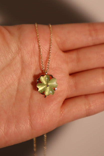 Collar con trébol de jade giratorio