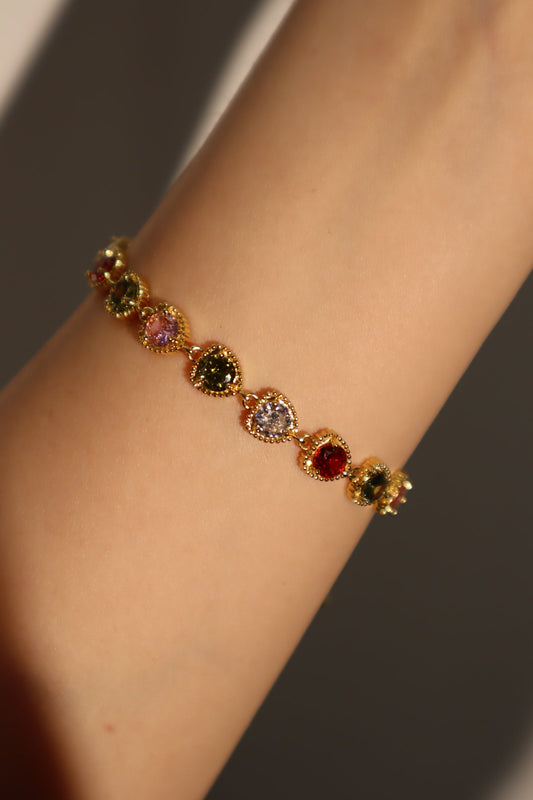 Pulsera con piedras preciosas de colores en forma de corazón