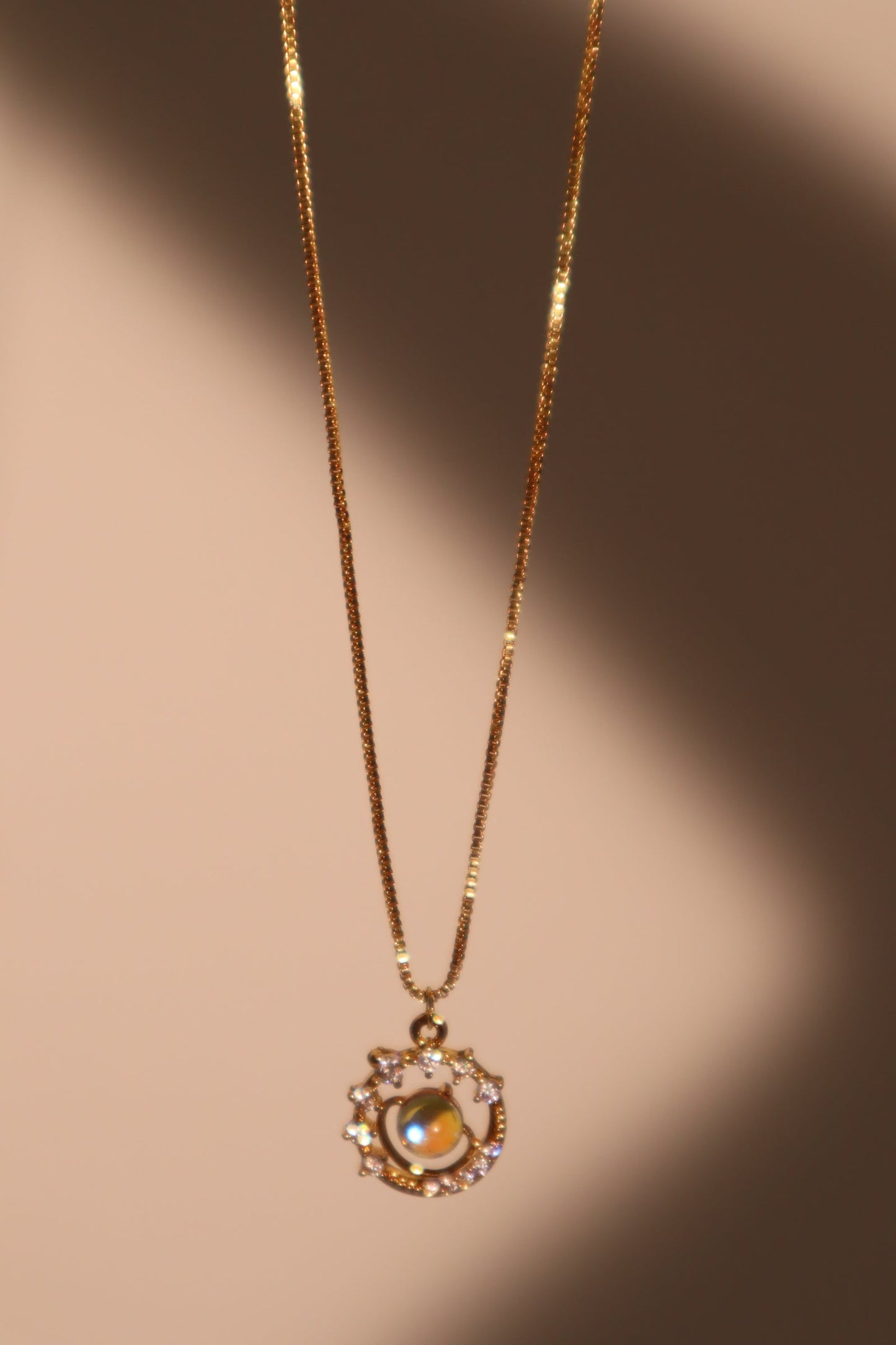 Collar con estrella de Saturno y piedra de luna