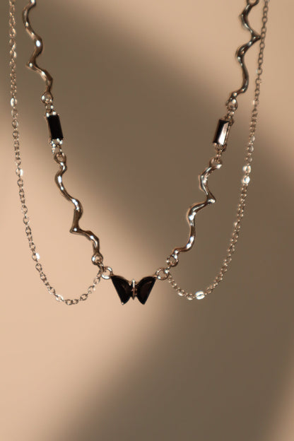 Collar con mariposa y gema negra