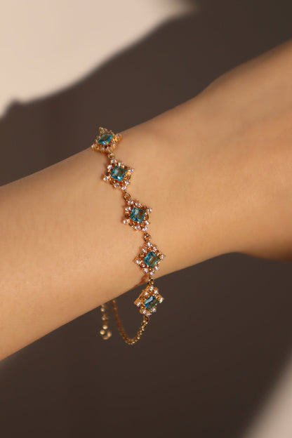Pulsera de encaje con gemas azules