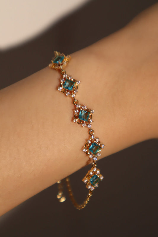 Pulsera de encaje con gemas azules