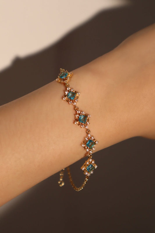 Pulsera de encaje con gemas azules