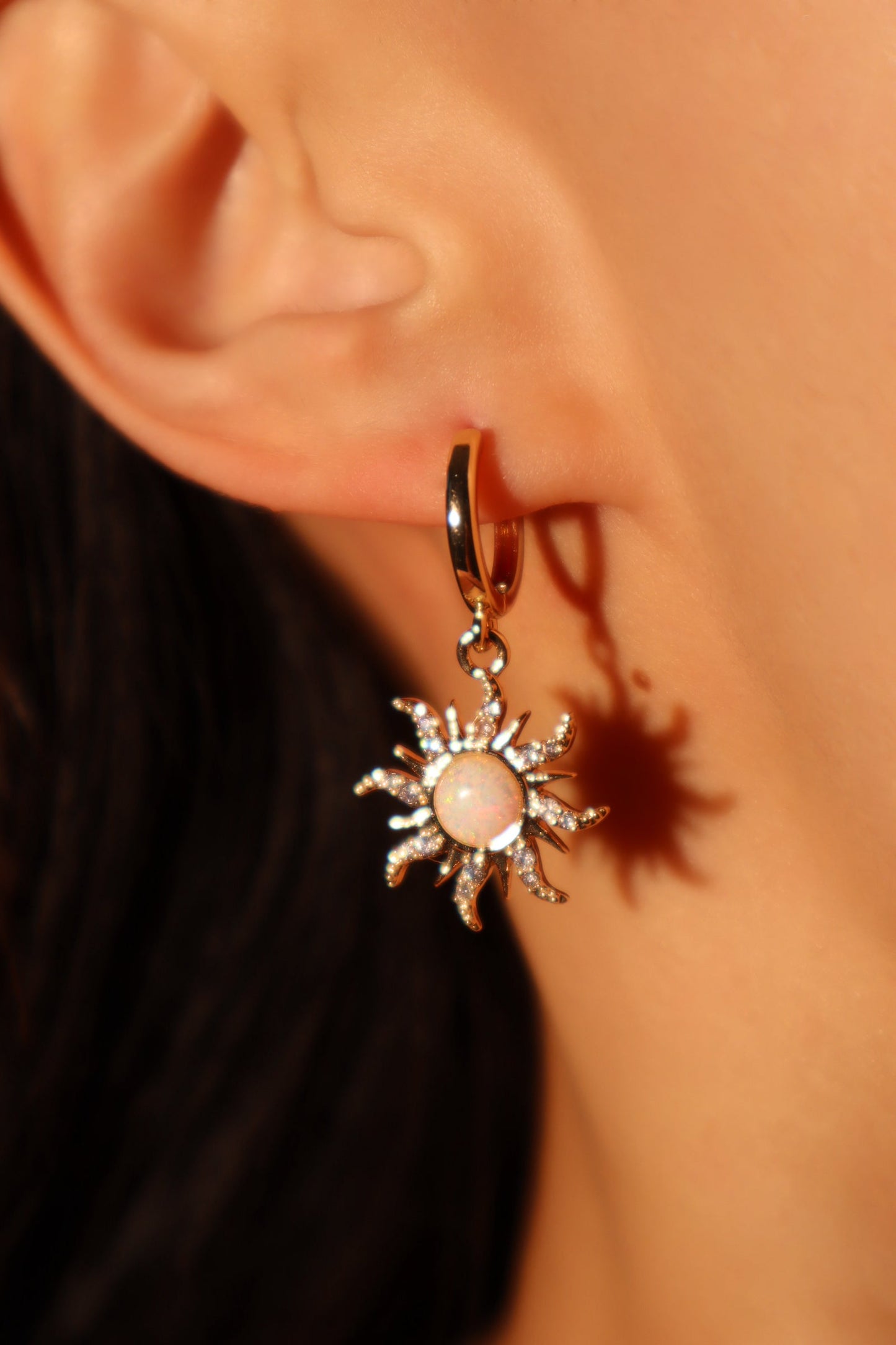 Aretes de sol en opalo blanco