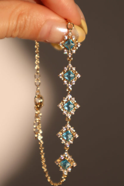 Pulsera de encaje con gemas azules