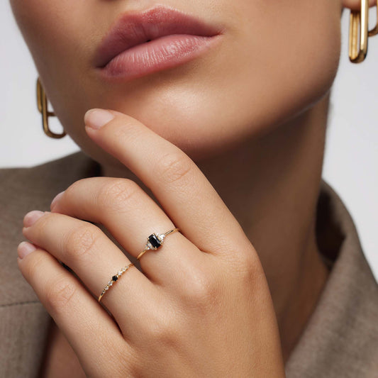 Anillo de espinela negra con baguettes