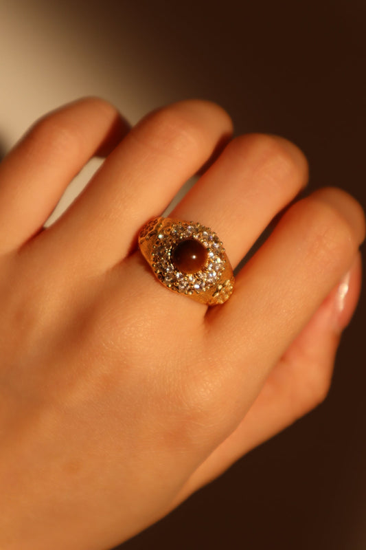 Anillo con gema de tigerita marrón