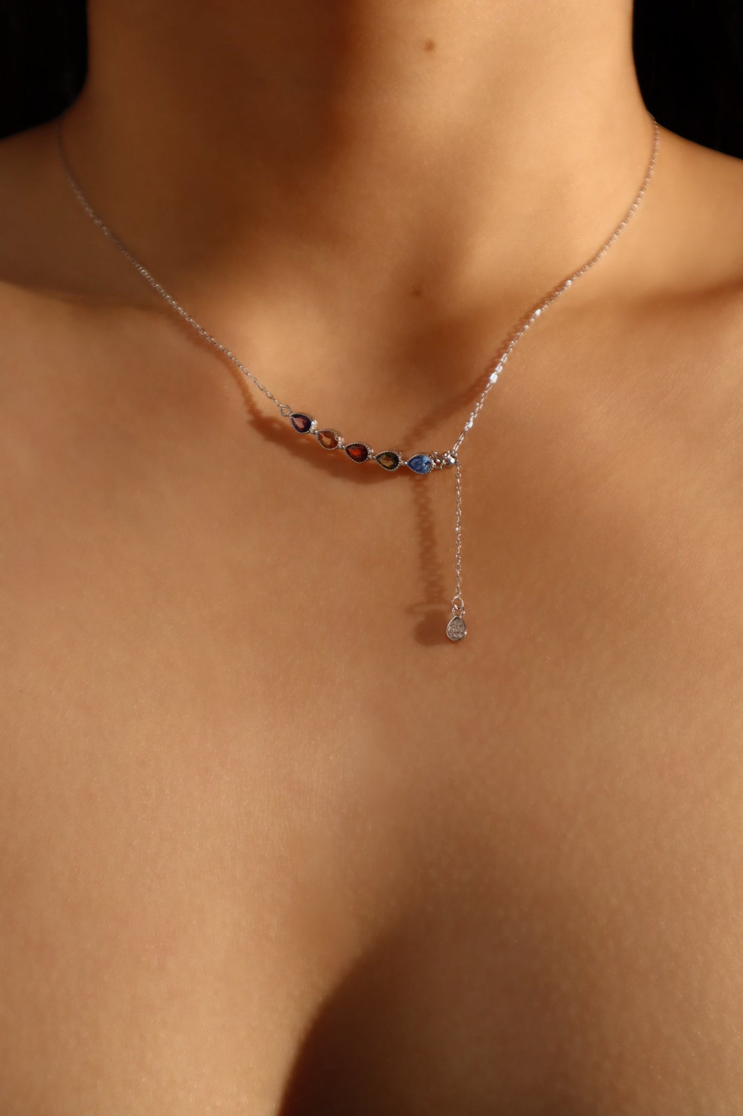 Collar con gota de gema de color