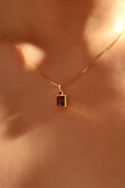 Collar con colgante con gema roja