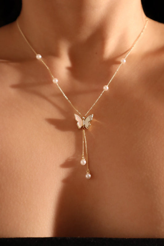 Collar de perlas en forma de mariposa