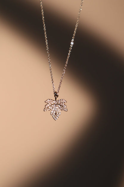 Collar con hoja de arce de diamantes