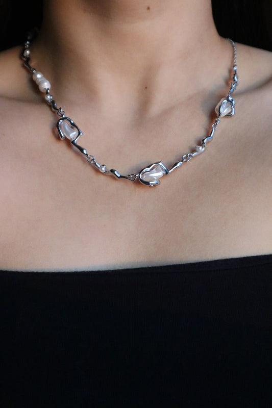 Collar de perlas blancas