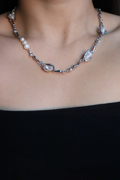 Collar de perlas blancas