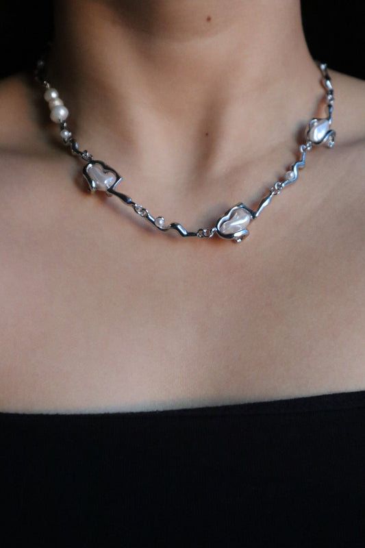 Collar de perlas blancas