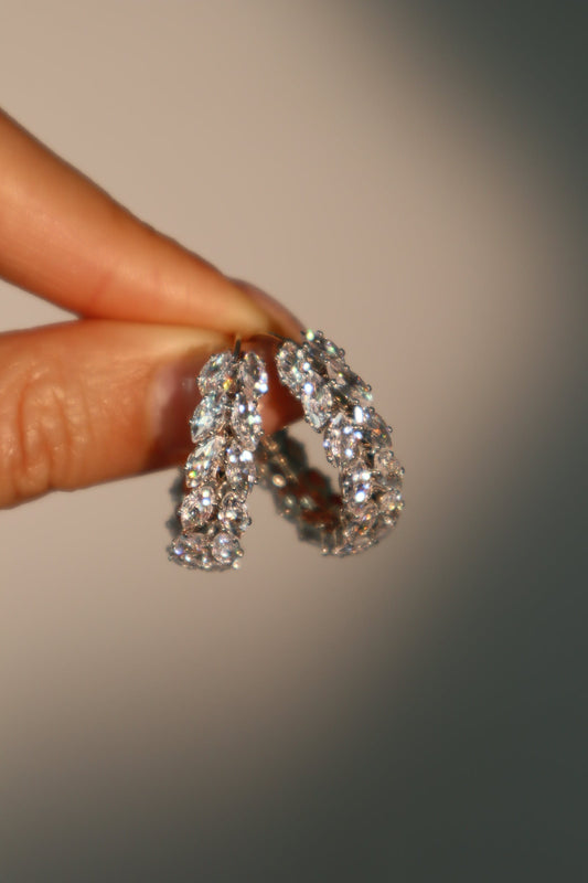Aretes de aro con hojas de diamantes