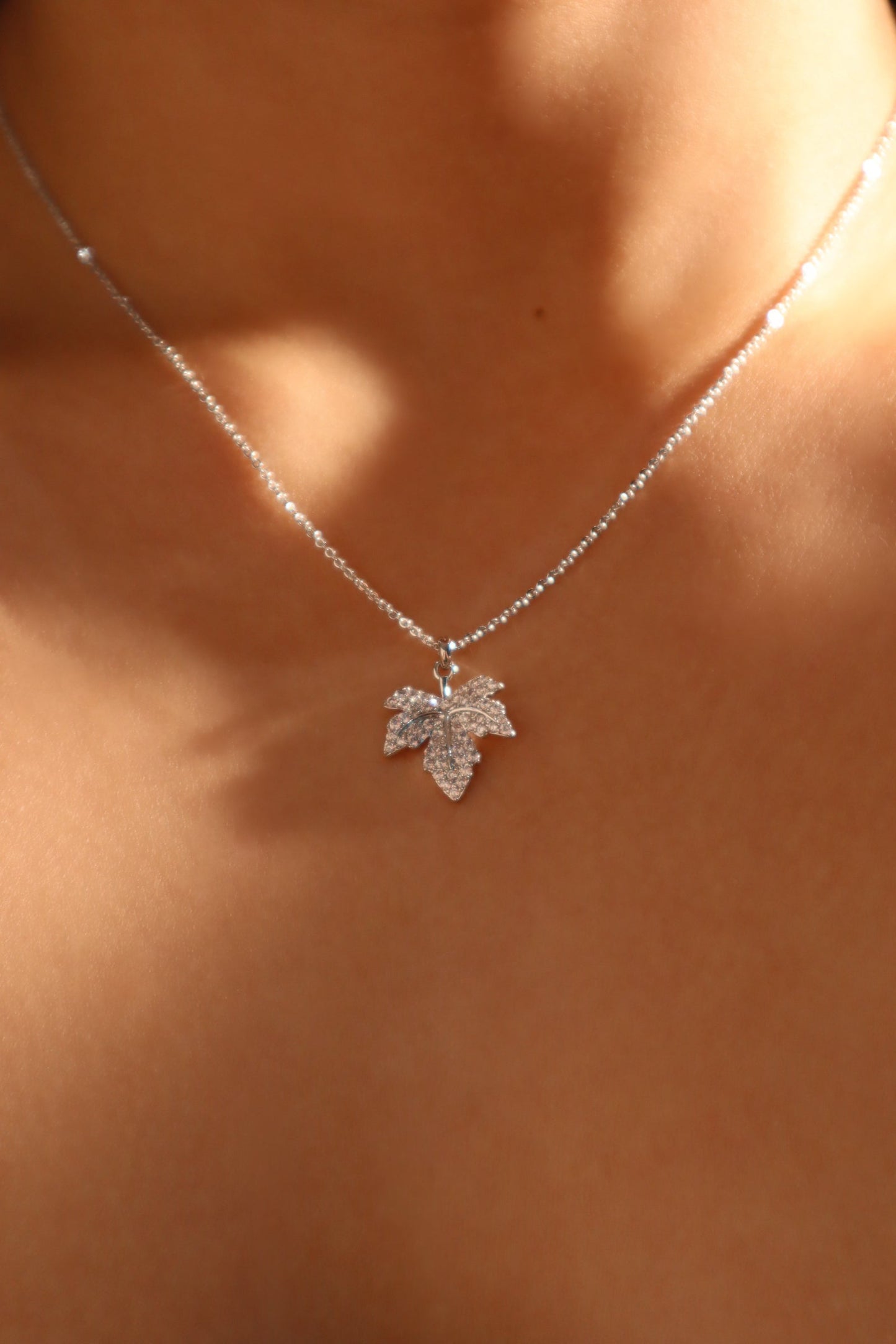 Collar con hoja de arce de diamantes