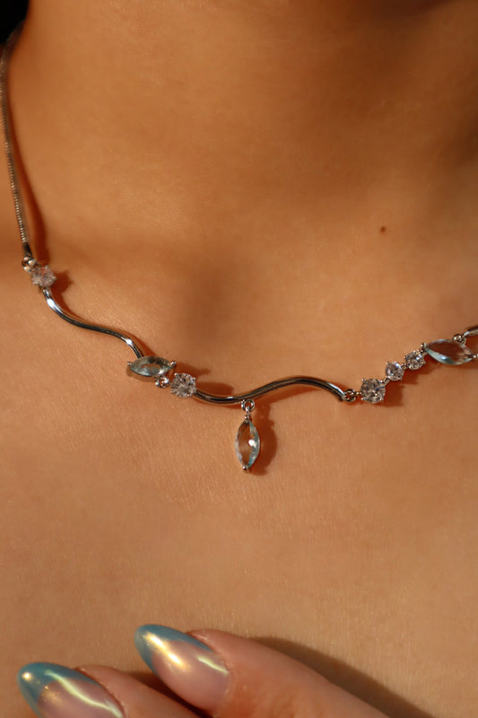 Collar con diamantes y gema azul