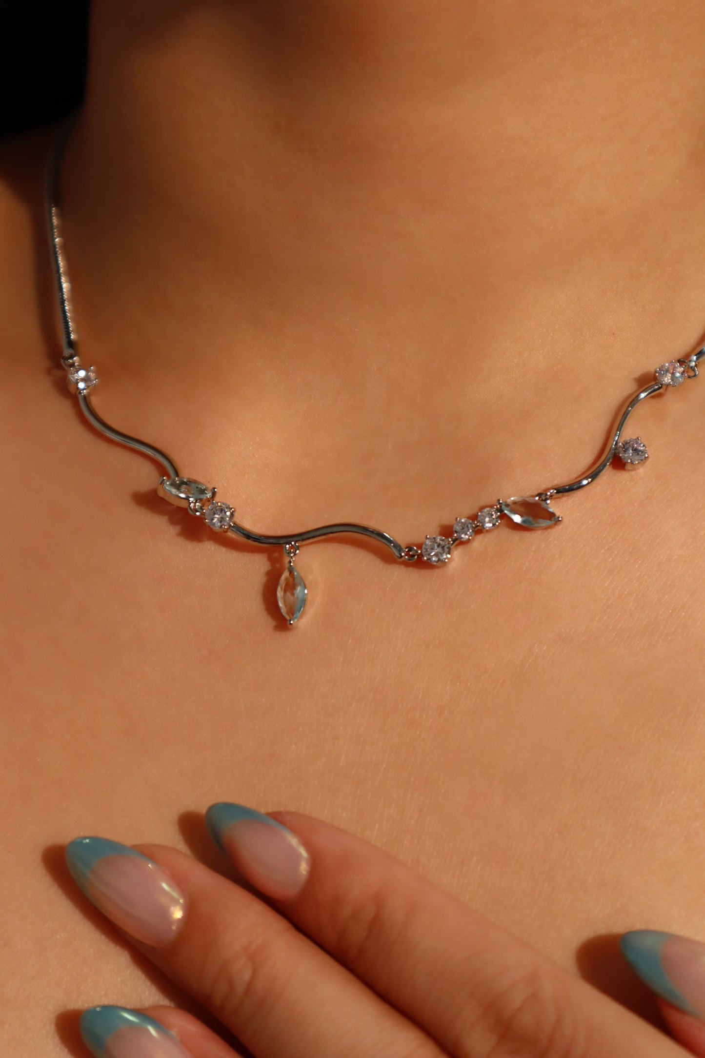 Collar con diamantes y gema azul