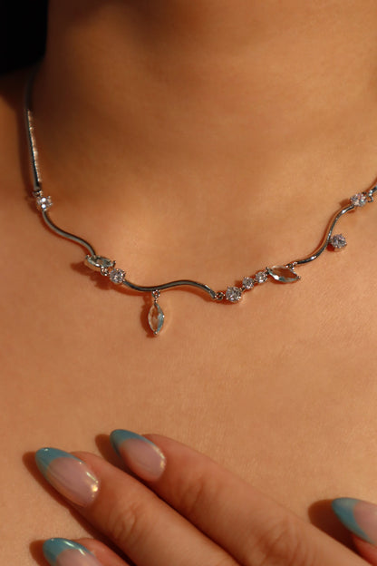 Collar con diamantes y gema azul